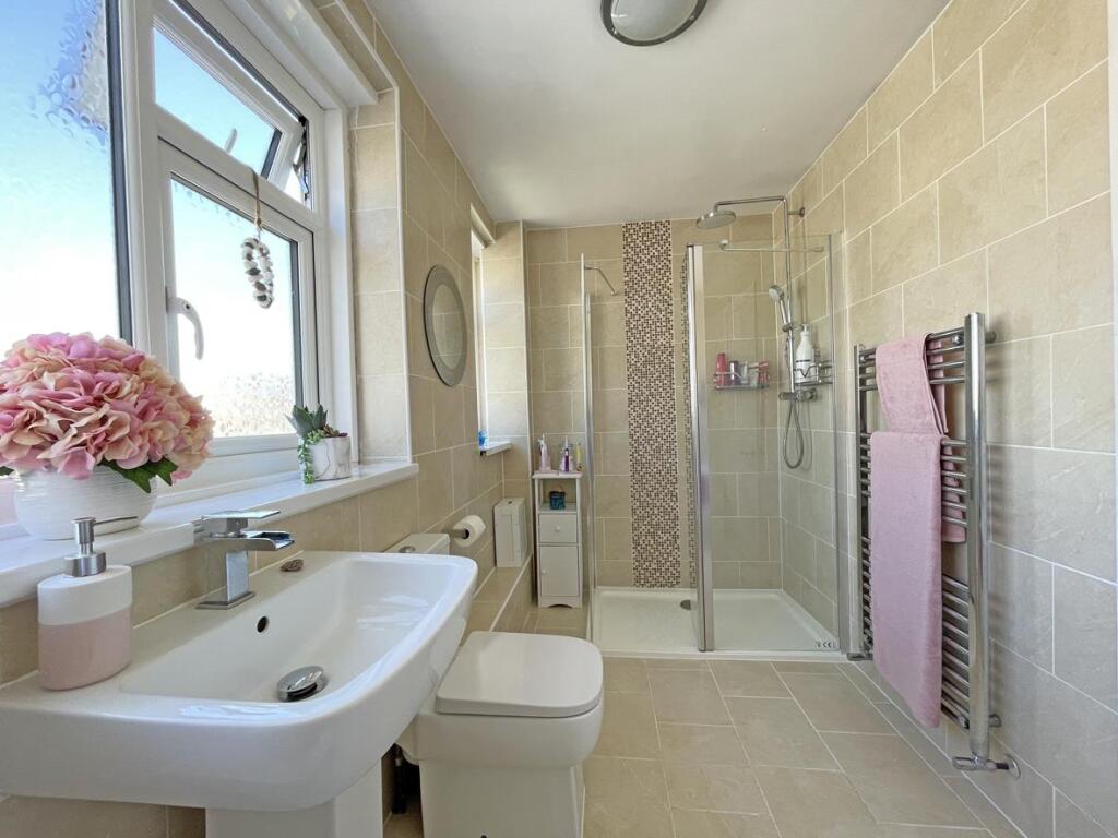 Treveneague Gardens 47 Bathroom 1.jpg