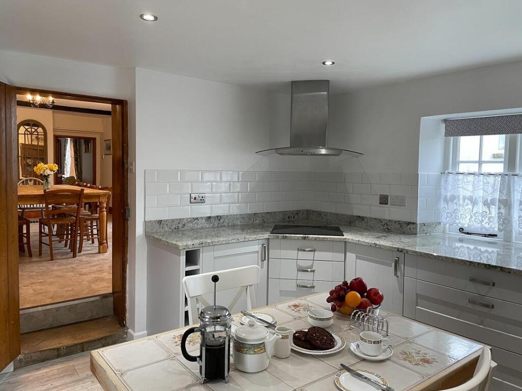 kitchen_2_uefx35.jpg
