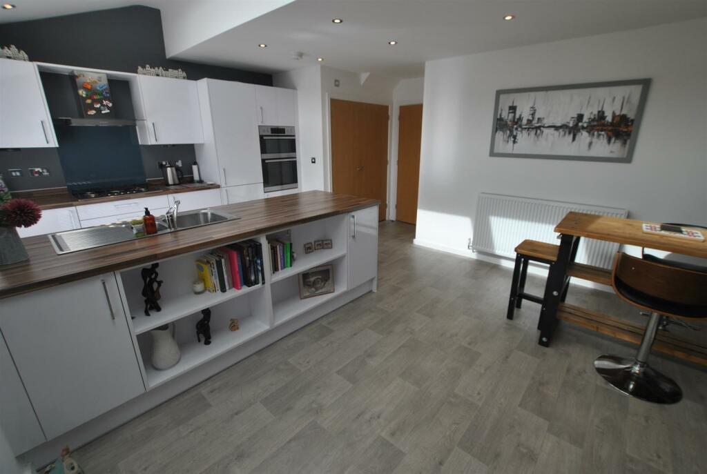 KITCHEN/DINING ROOM