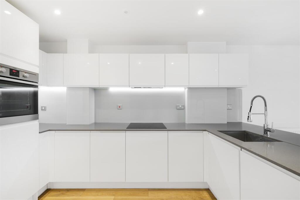 13 Mulholland House, 77 Hartfield Road - V8kYjxBAY