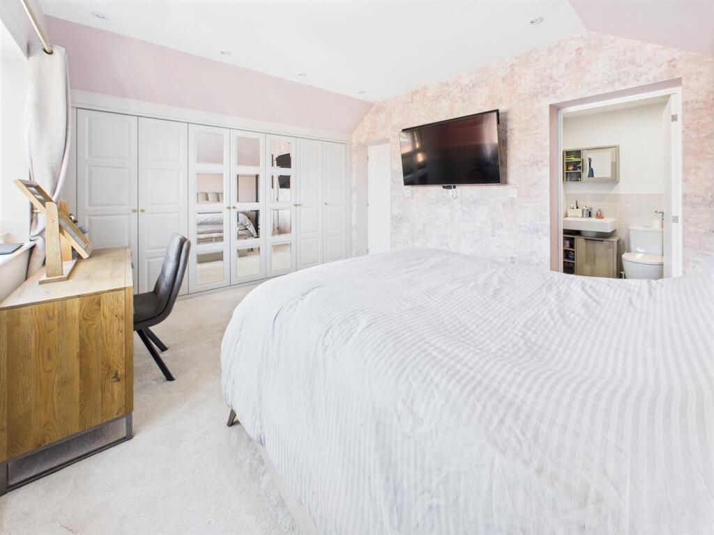 Significant Storage &amp; En-Suite