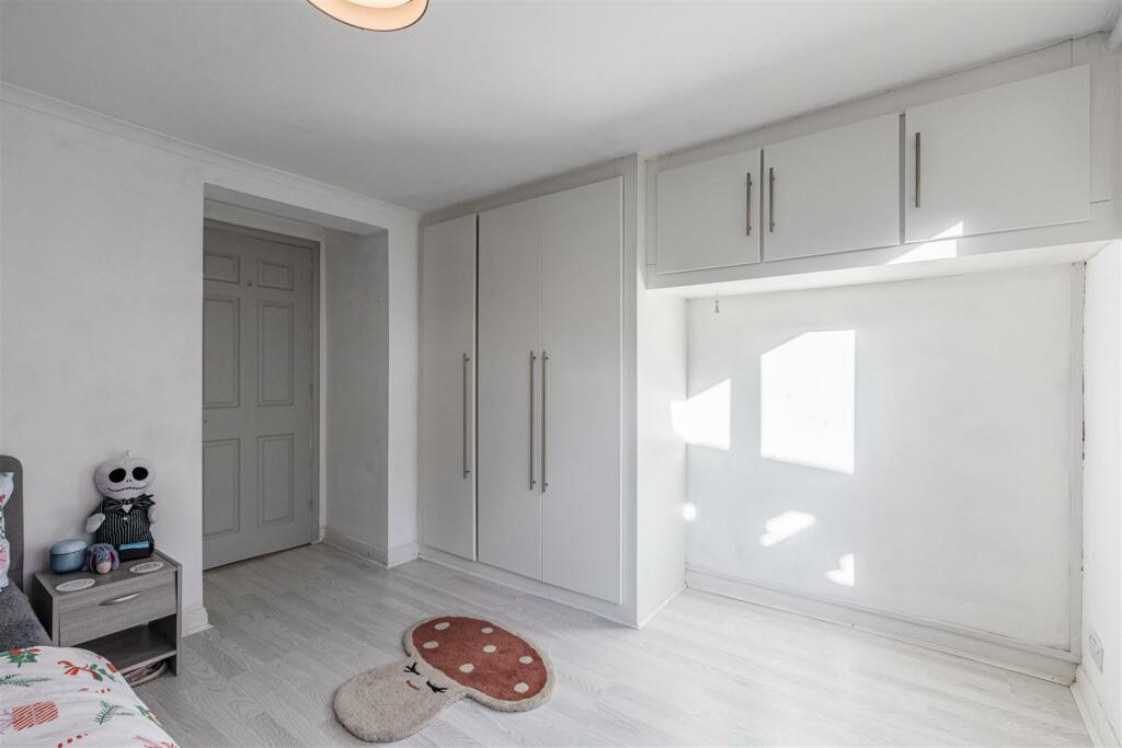 Flat 1, 218 Station Road, Addlestone, KT15 2BE - 3