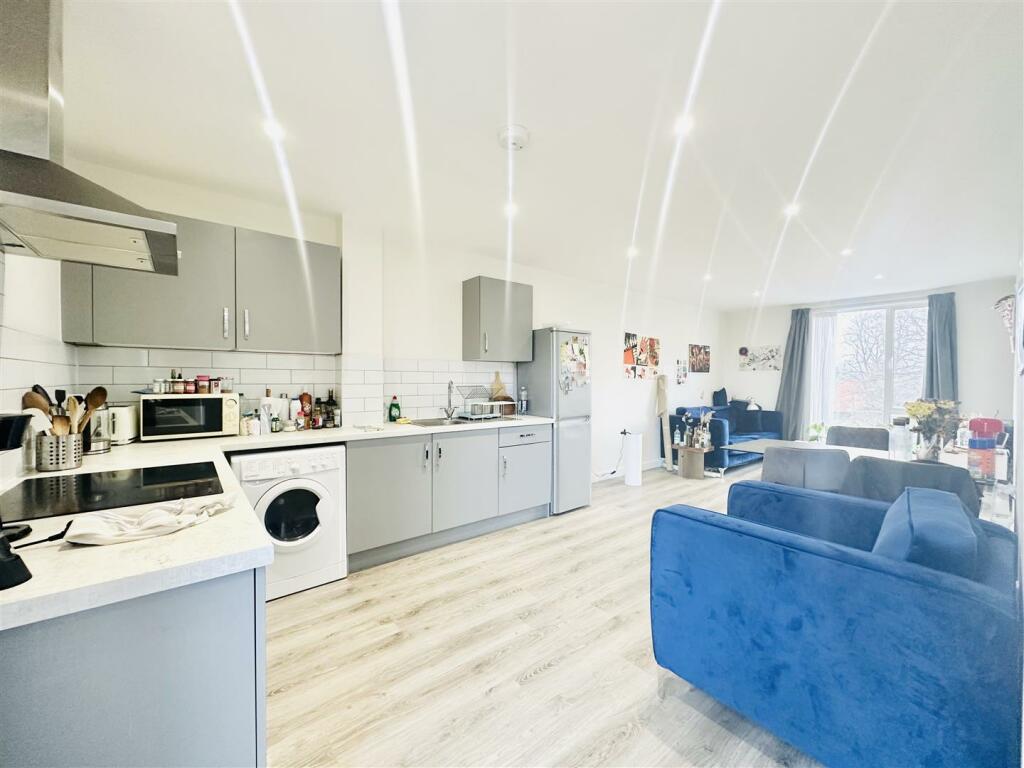 Open plan living/kitchen