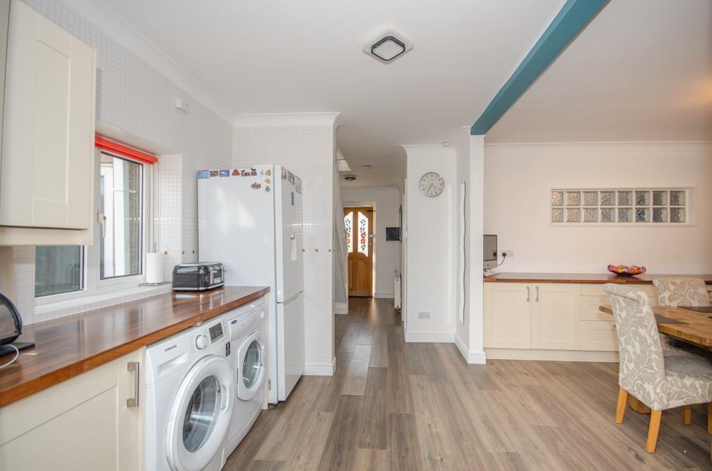 Kitchen area pic 2.jpg