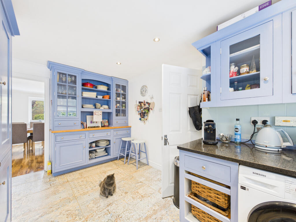 CAM01354G0-PR0601-STILL010