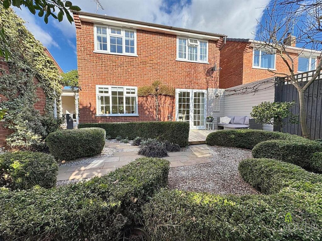REAR GARDEN / SIDE GARDEN