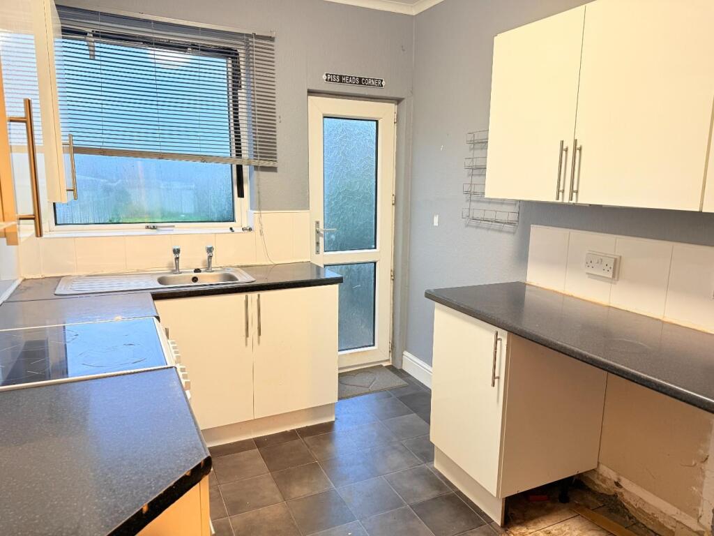 366 Bexhill Road Kitch.JPG