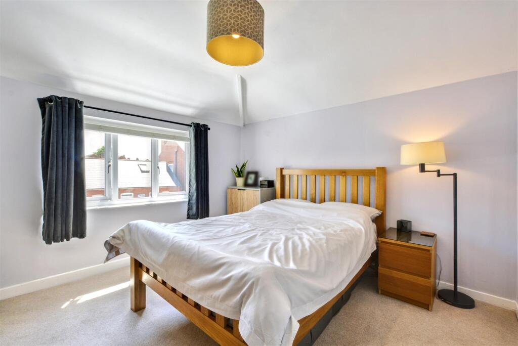 Bedroom 1_1.jpeg