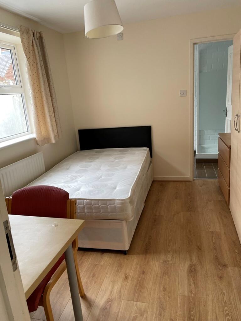 102 Manor House Road09