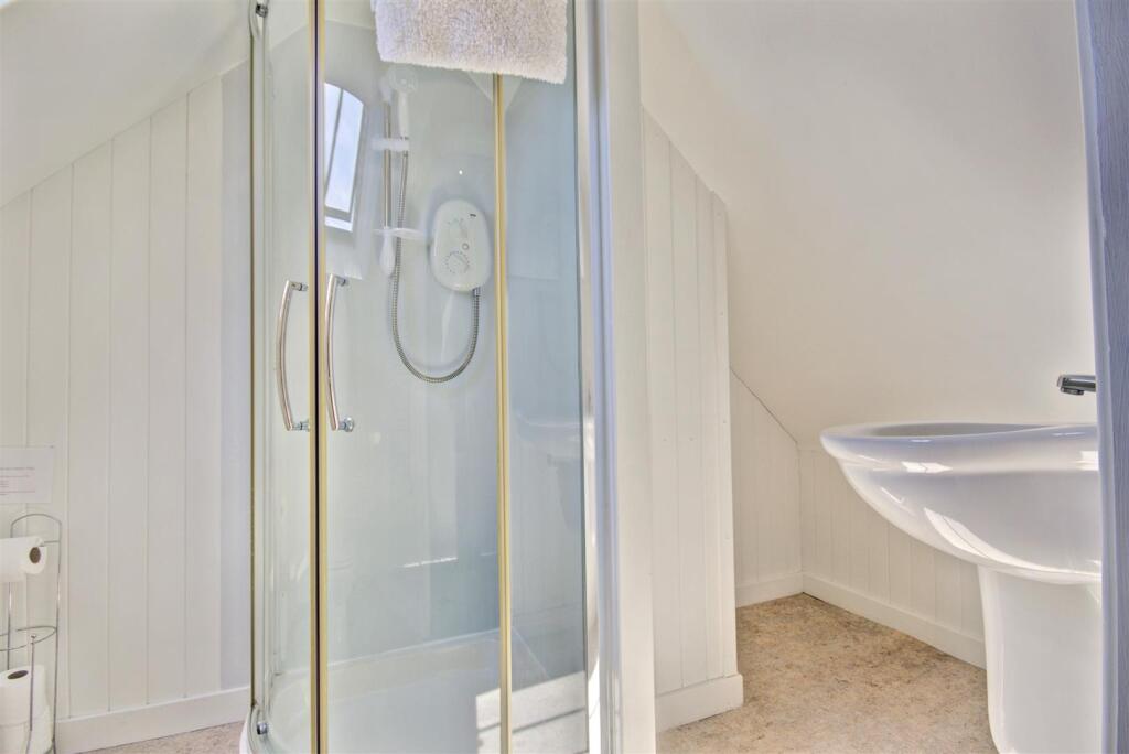 EN SUITE SHOWER ROOM