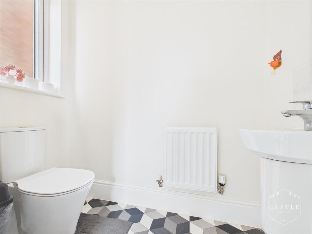 GUEST CLOAKROOM