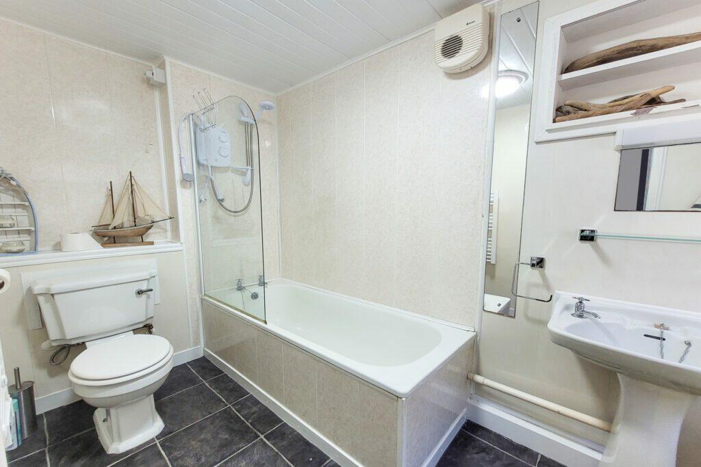 Ty Croes - Bathroom