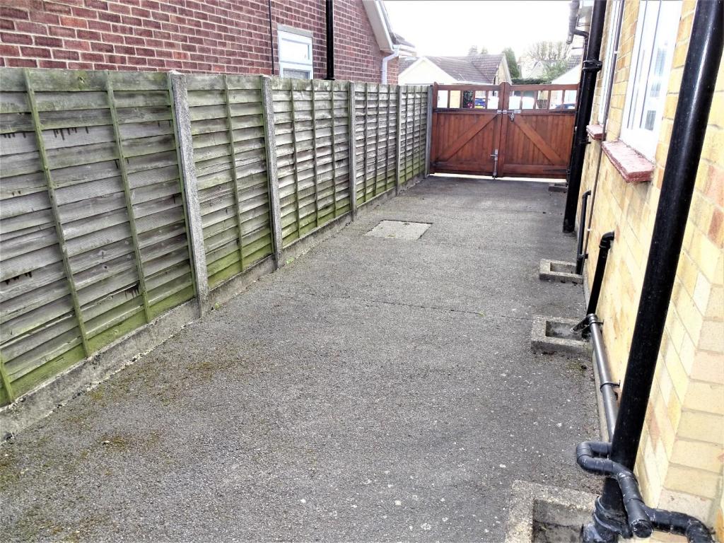 LONG DRIVEWAY TO SIDE