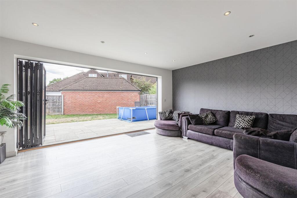 1 Park Close Byfleet KT14 7FH - 13.jpg