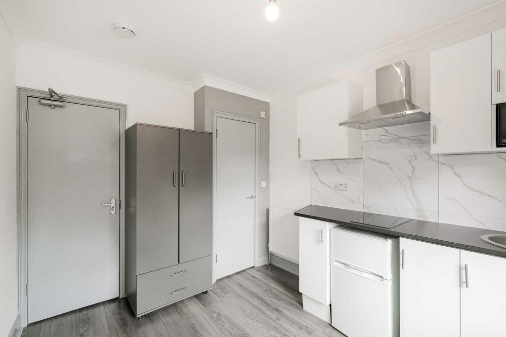 Flat 5, 23 Chestnut Avenue North-7.JPG