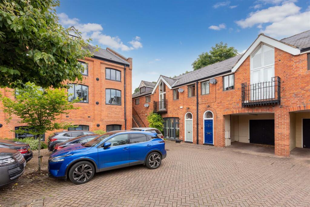 1A Breakspear Mews-8.jpg