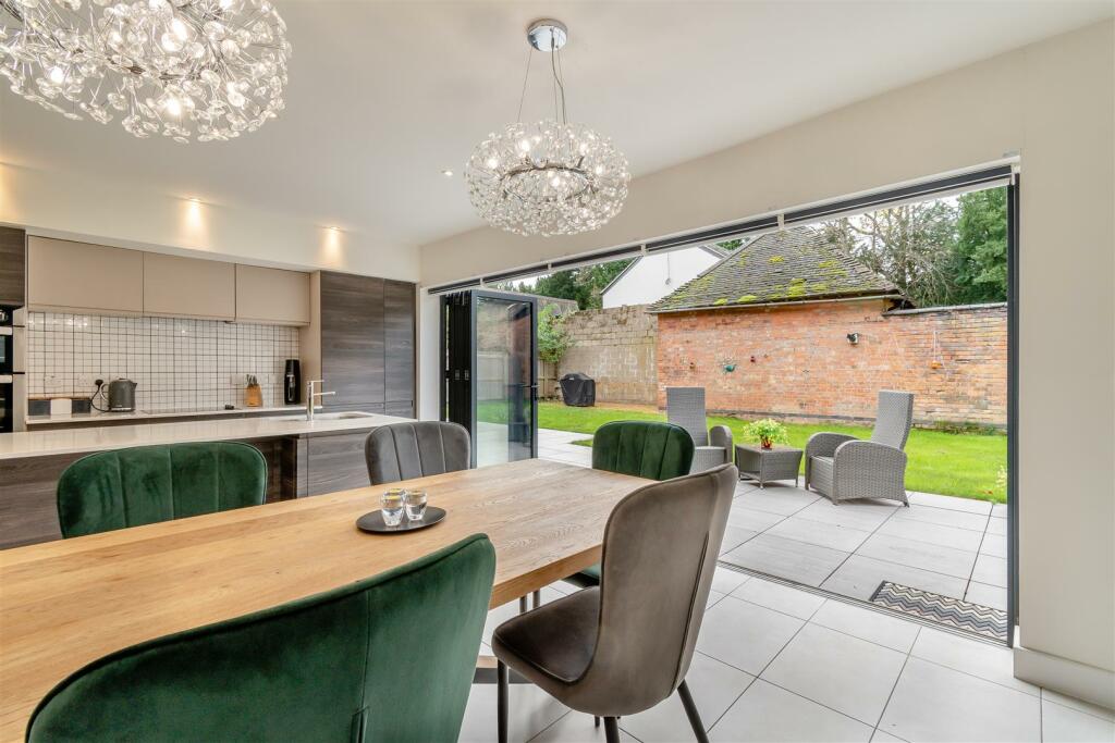 8627171-interior40.jpg