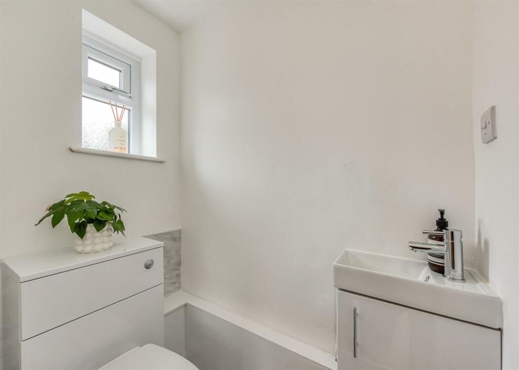 91 Oaken Park-Cloakroom.jpg