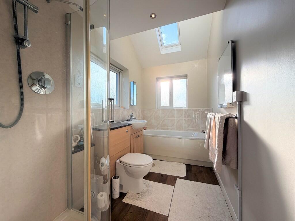 PRINCIPAL EN SUIT...