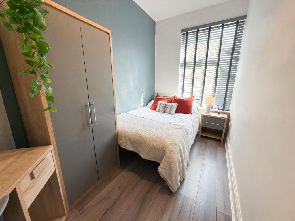 Bright, neatly presented double bedroom with a ...