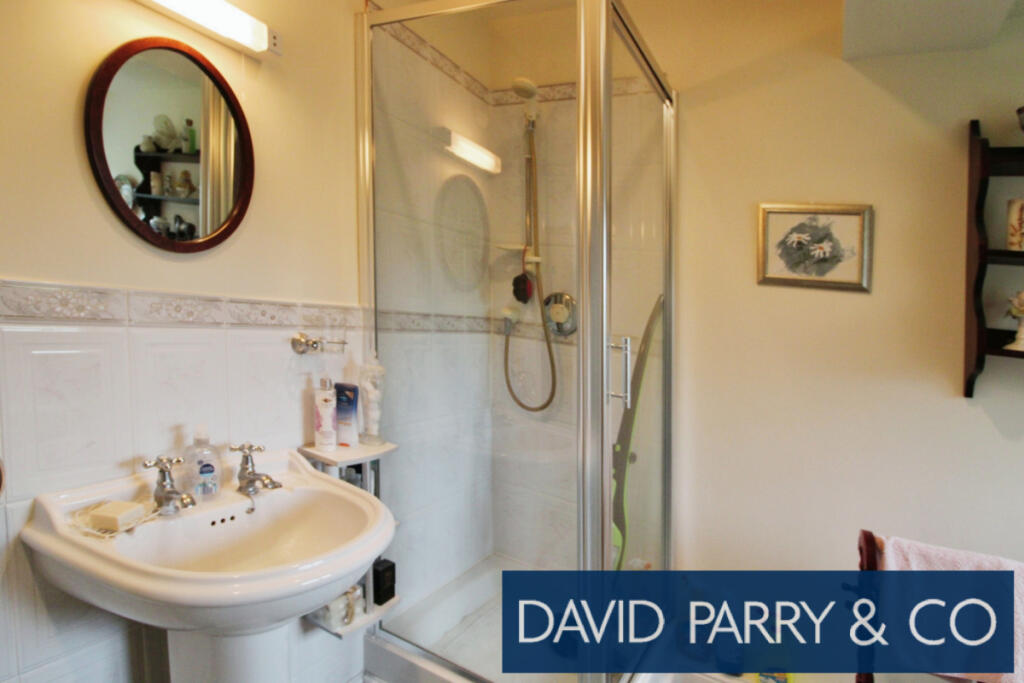 Modern detached 4 bed house with garden