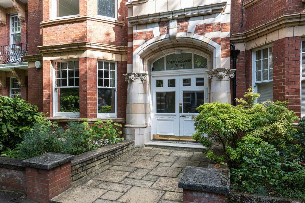 44 Riverview Gdns Ext 1.jpg