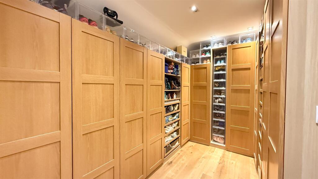 DRESSING ROOM