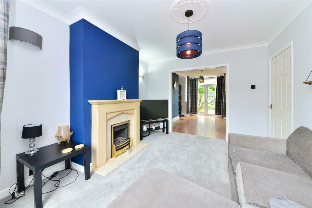 Lounge/Dining Area
