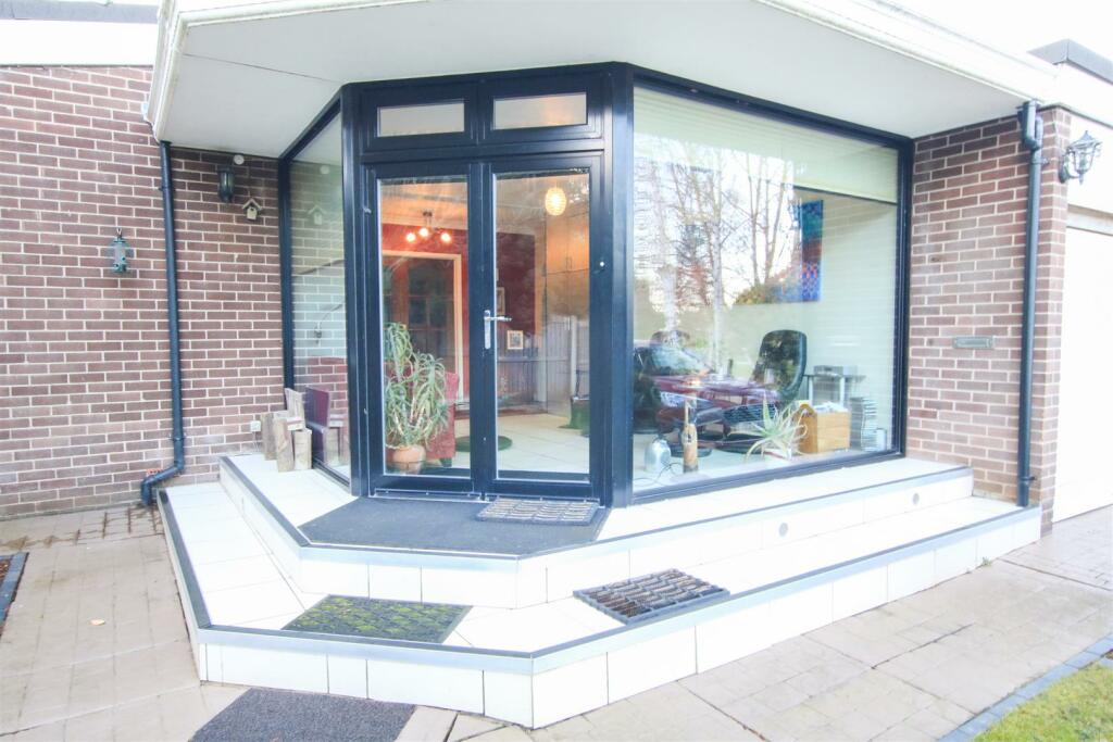 CONTEMPORARY HALL &amp; SUNROOM