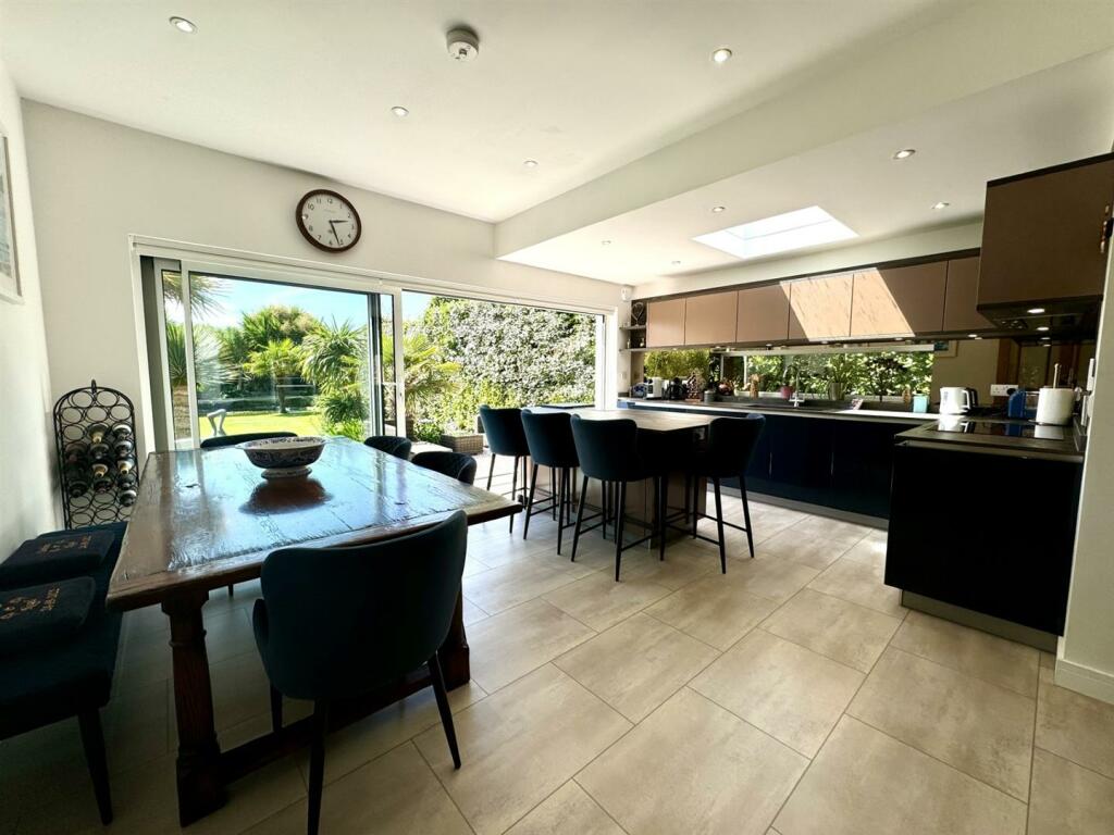 KITCHEN DINING ROOM