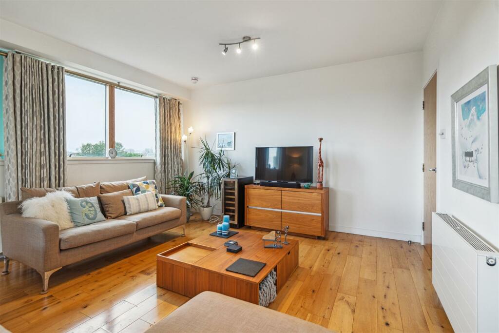YATES HELLIER - 5 1 305 Glasgow Harbour Terraces (