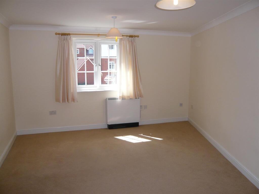 54 Amethyst Drive livingorom.jpg