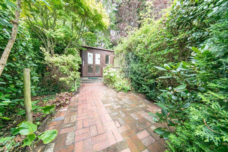 Private rear garden &amp; summerhouse 