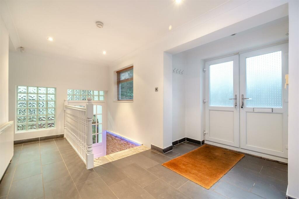 8582899-interior01.jpg