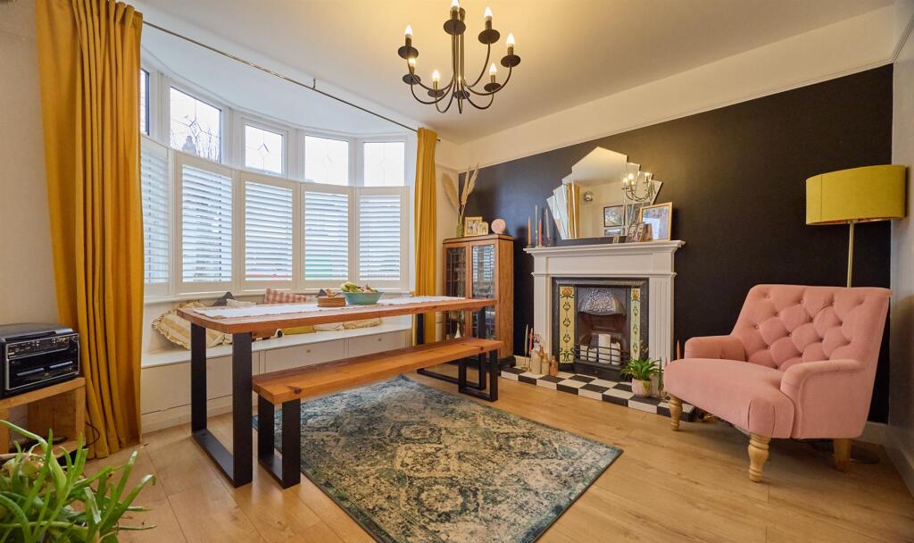 LOUNGE/FAMILY ROOM TO FRONT