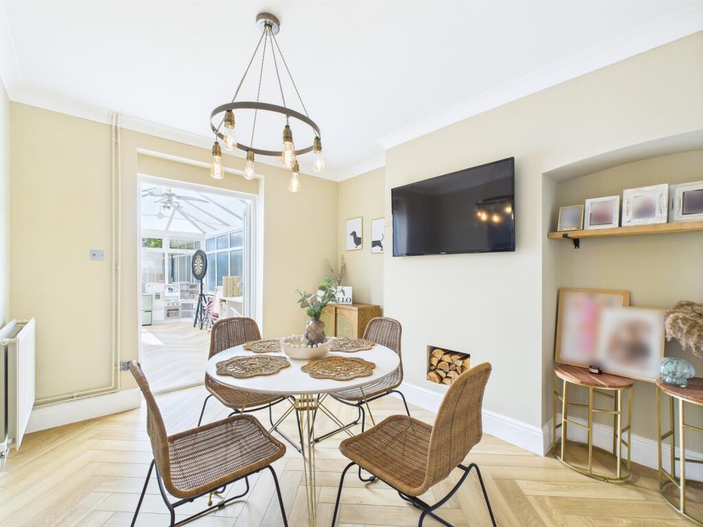 CAM01909G0-PR0330-STILL019