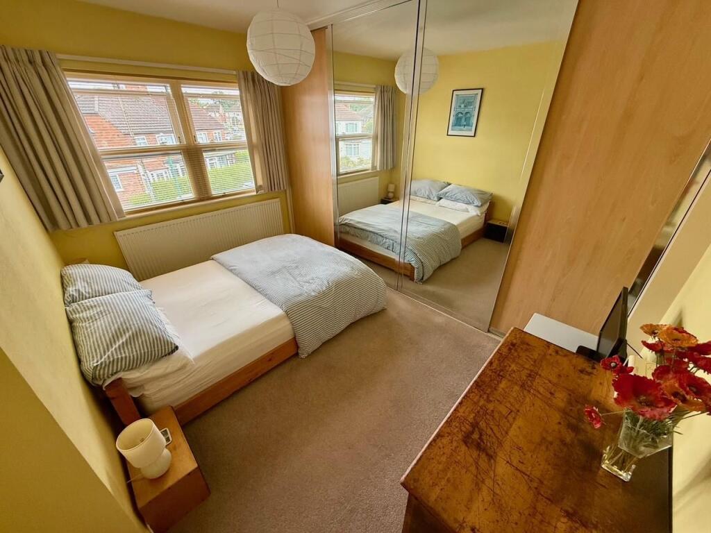 VR129 Bed1.jpg