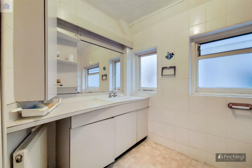 16_Bathroom-1.jpg