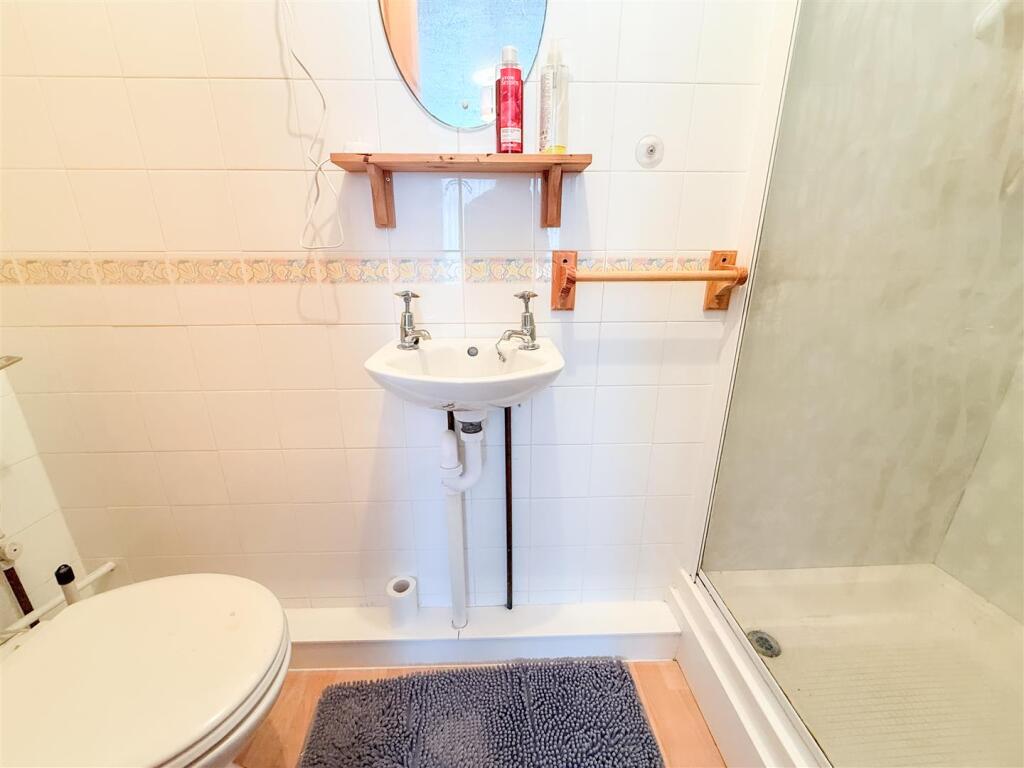 EN-SUITE SHOWER ROOM