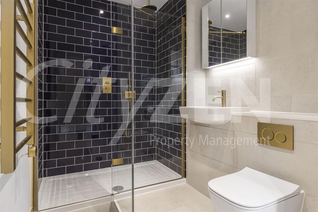 EN SUITE SHOWER ROOM