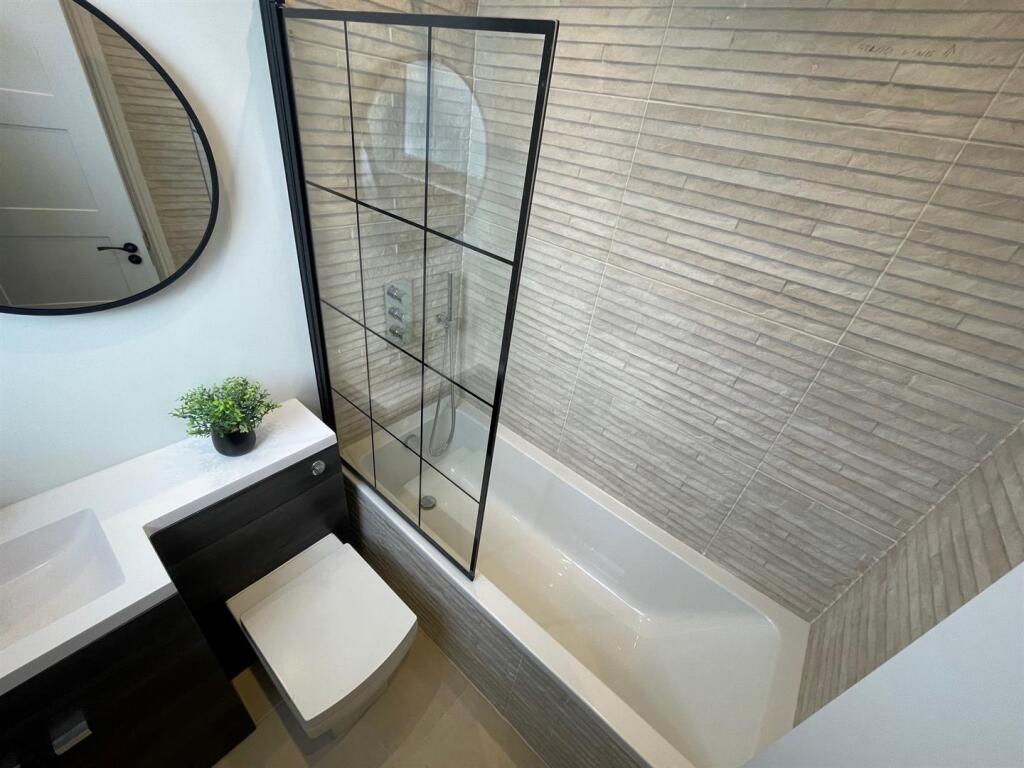 44b Bathroom.jpg