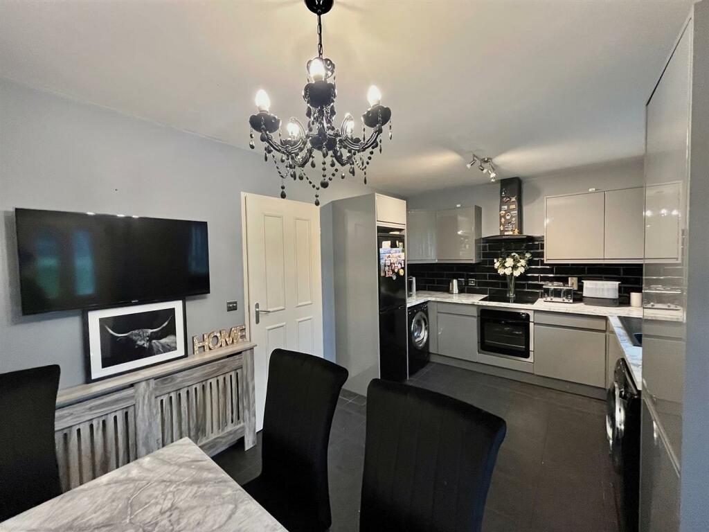 kitchen 2.jpg