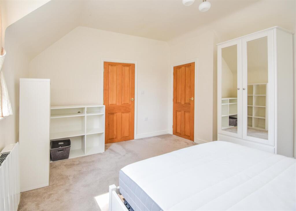 Annexe 22a Stockwell - Principal Bedroom (1).jpg