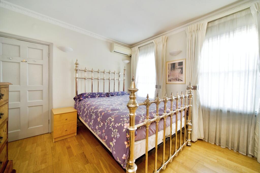 12 Squires Mount, Hampstead, London, NW3 1ED