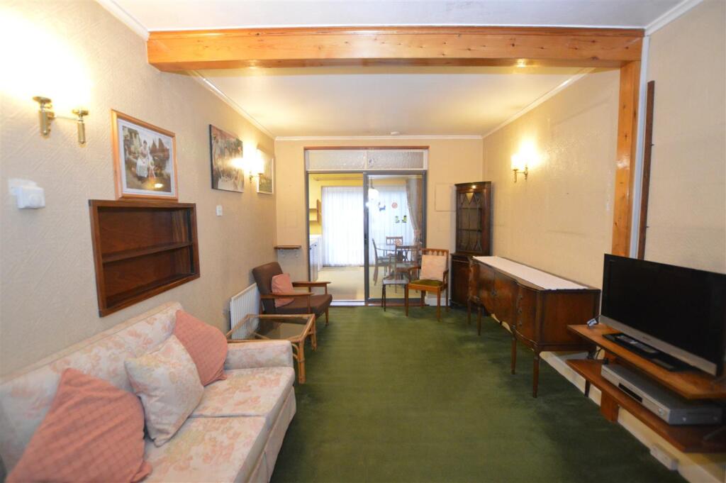 9 Villiers Avenue living b.JPG