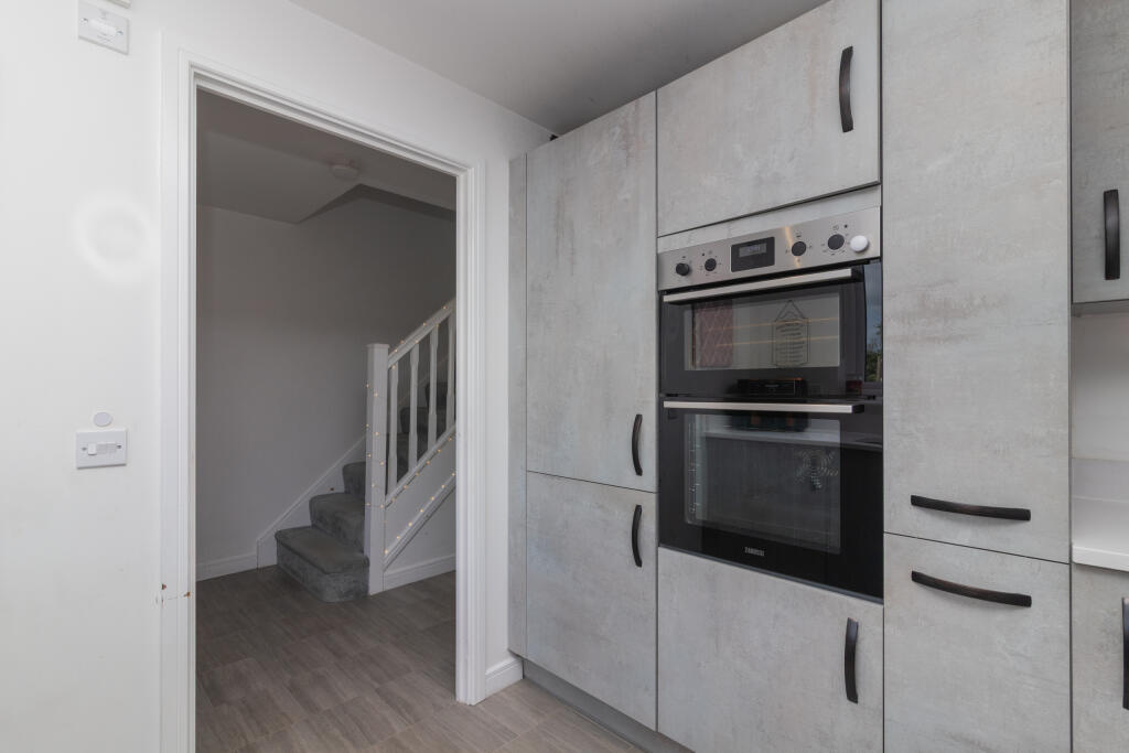 18 cowan avenue pa5 9fg L-22