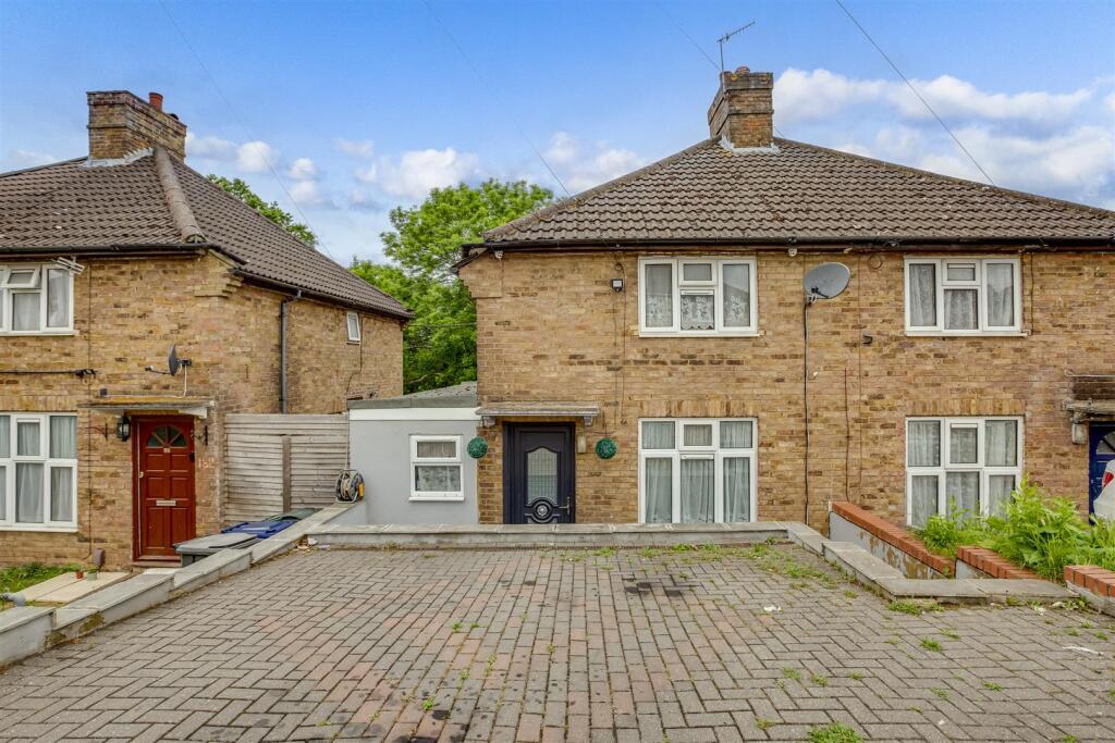 180 Spearing Road, HP12 3LA-15.jpg