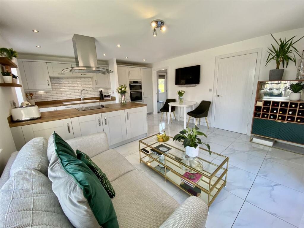 KITCHEN/BREAKFAST ROOM