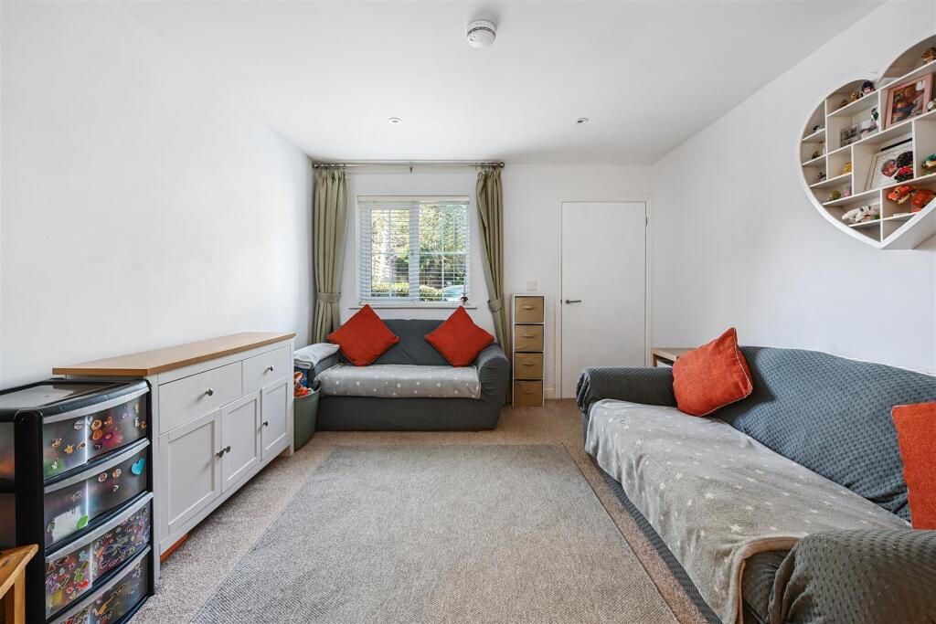 5 CLARENCE GARDENS - TN402FJ - PHOTOS (13).jpg