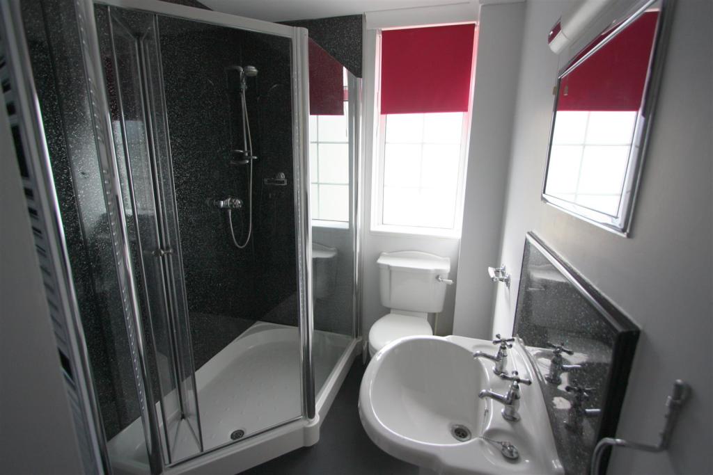 29 Billings Drive Shower Room